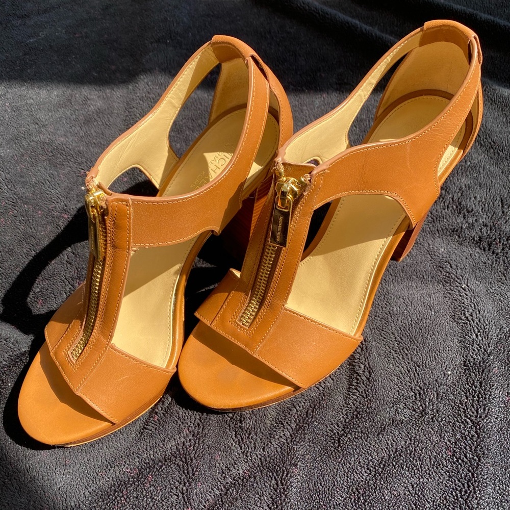 MICHAEL Michael Kors sz 7 brown heels front zipper